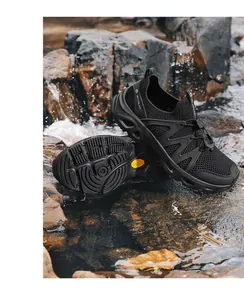 Detalle de los zapatos de agua SkyPilot con suela antideslizante en un arroyo natural.