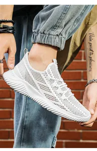 Gros plan de baskets de course en maille blanche montrant une texture respirante