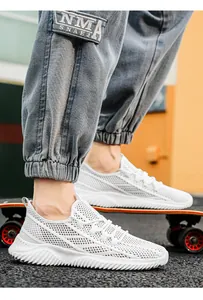 Vue détaillée de profil de baskets en maille blanche respirante sur un skateboard stylé
