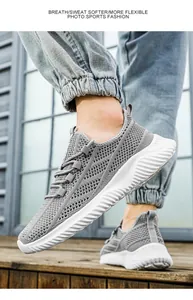 Gros plan de baskets en maille grise respirante pour femmes avec semelles souples blanches