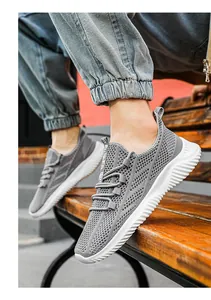 Vue détaillée de baskets en maille grise respirante avec semelle souple blanche