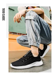 Vue détaillée de baskets de course en mesh noir pour femmes avec semelles souples blanches ondulées