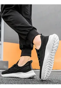 Vue détaillée des chaussures de course en maille noire pour femmes avec semelle légère