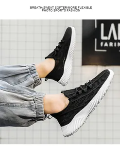 Gros plan de baskets de course en maille noire pour femmes avec semelles blanches