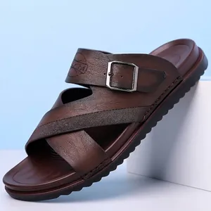 Sandali da uomo in pelle marrone con suola morbida e comodo design a fasce incrociate.