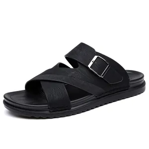 Sandali classici da uomo in pelle nera con cinturini incrociati e fibbia