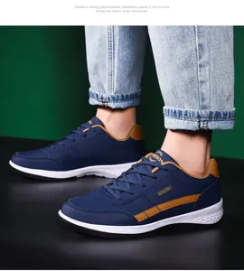 Vista dettagliata delle sneakers sportive casual impermeabili blu e marroni da uomo