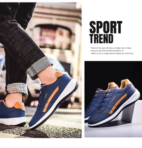 Moderne sneakers casual da uomo blu e arancioni mostrate in vista lifestyle e studio