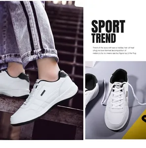 Vista dettagliata di sneaker casual bianche da uomo con trama in pelle e design stringato