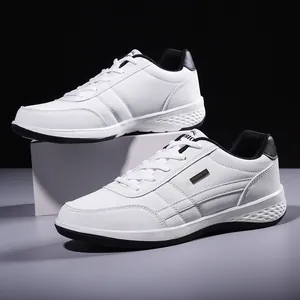 Sneaker casual da uomo bianche classiche con finitura impermeabile e dettagli neri