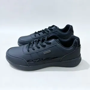 Scarpe sportive casual nere da uomo in pelle sintetica con dettagli molto lucidi