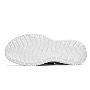 Vue détaillée de dessous de la semelle souple blanche légère pour chaussures sport