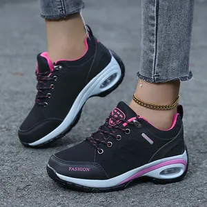 Gedetailleerd overzicht van zwarte platform sneakers voor dames met roze trim