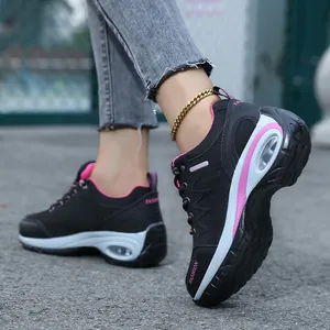 Gedetailleerd overzicht van zwarte en roze wandelschoenen met zichtbare luchtkussen