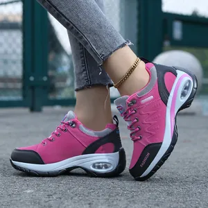 Zijaanzicht van roze outdoor wandelschoenen voor dames met plateauzolen met luchtkussen.