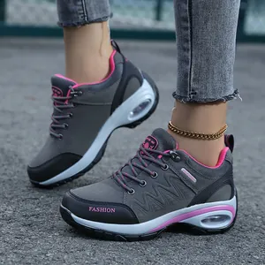 Detailweergave van grijs-roze dames wandelschoenen met dikke zool op het asfalt
