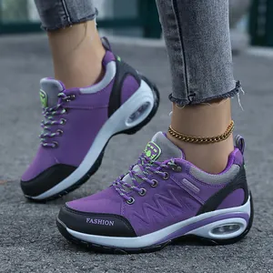 Detailweergave van paarse dames wandelschoenen met dikke luchtkussenzolen voor buiten