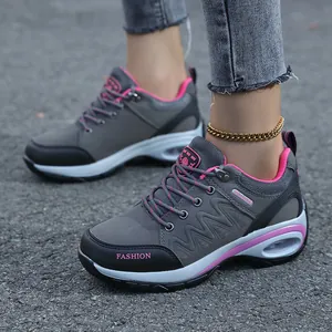Comfortabele grijs-roze outdoor wandelschoenen voor dames met dikke luchtkussen zool