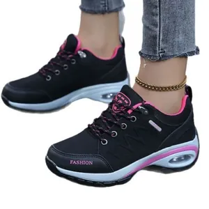 Zwarte en roze chunky dames sneakers met platformzool en luchtkussen voor wandelen.