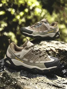 Dettaglio scarpe da trekking traspiranti per uomo e donna su una superficie rocciosa