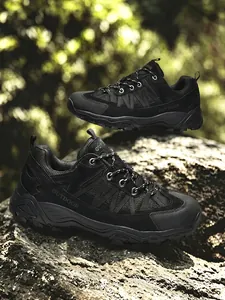 Dettaglio ravvicinato delle scarpe da trekking nere traspiranti con suole robuste