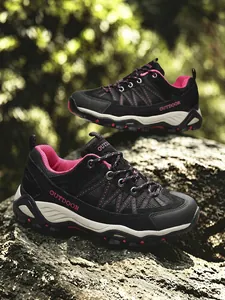 Scarpe da trekking resistenti e traspiranti con accenti nero e rosa per attività all'aperto
