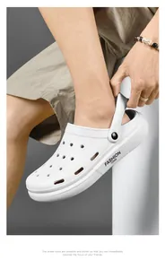 Detailopname van witte ademende outdoor clogs voor heren met verstelbare hielband optie