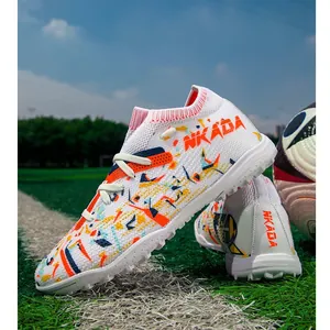 Professional seamless fly-knit soccer shoes with colorful patterns for turf training