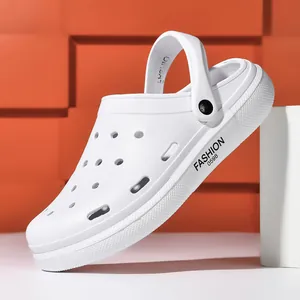 Stijlvolle witte ademende outdoor clogs voor heren met comfortabel instap- en twee-draag design