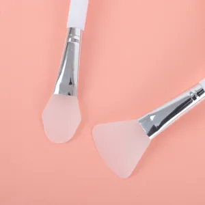 Gros plan détaillé des têtes de pinceaux à masque en silicone rose, plat et éventail
