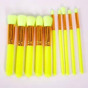 Vue détaillée de l'ensemble de 10 pinceaux de maquillage jaune néon avec bagues dorées
