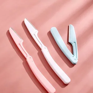 Détail de trois rasoirs à sourcils pliables de couleur pastel avec lames de précision