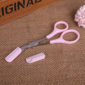 Vue détaillée des ciseaux à sourcils roses avec peigne amovible et peigne de rechange