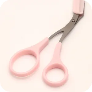 Vue détaillée des ciseaux à sourcils roses avec peigne pour un toilettage précis