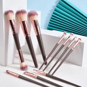 Vue détaillée d'un ensemble de 10 pinceaux de maquillage professionnels or champagne aux poils doux.