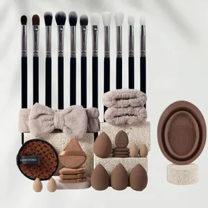 Juego de 32 brochas de maquillaje de ojos con esponjas y cuenco de limpieza neutro.