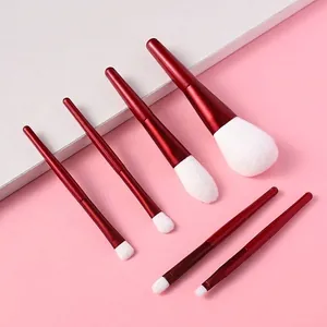 Nahaufnahme des 6-teiligen burgunderfarbenen Make-up-Pinsel-Sets mit weichen weißen Borsten