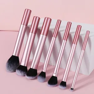 Elegante 7-delige metallic roze make-up borstelset op een minimalistische studio achtergrond