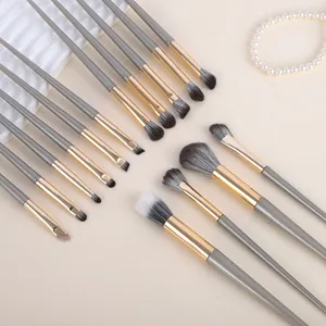 Vue détaillée d'un ensemble de pinceaux de maquillage avec embouts dorés et manches gris