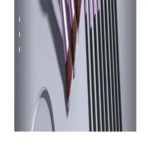 Dettaglio macro di un set professionale di pennelli da trucco viola con setole sintetiche