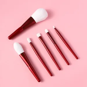 6-teiliges burgunderrotes Make-up-Pinsel-Set mit weichen weißen Borsten auf Rosa