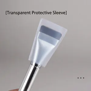 Vue détaillée d'un étui de protection semi-transparent sur une tête de pinceau de maquillage