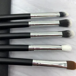 Detalle de pinceles de maquillaje de ojos profesionales con cerdas de fibra suave y mangos negros