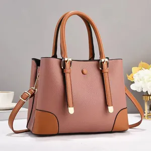 Elegante Damenhandtasche in Rosa und Hellbraun mit goldfarbenen Metalldetails und Tragegriff