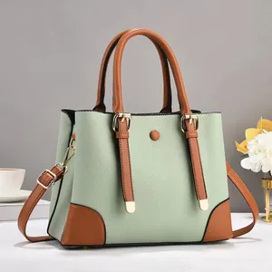 Detailansicht der mintgrünen und braunen kontrastierenden Handtasche mit großem Volumen