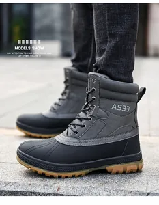 Vue de profil de bottes de randonnée tactiques pour hommes en gris et noir en plein air