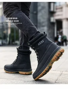 Détail de bottes de combat noires à tige haute avec semelles en caoutchouc marron.