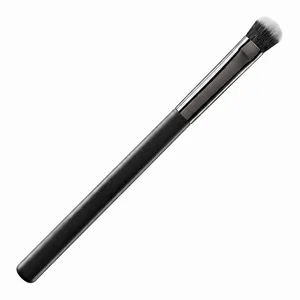 Primer plano de pincel profesional para ojos de cerdas suaves para difuminado de precisión.