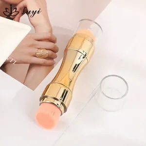 Nahaufnahme eines goldenen multifunktionalen doppelseitigen Make-up-Pinsels