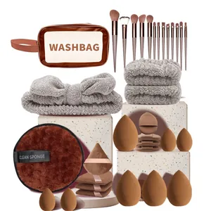 Vue détaillée d'un kit de 34 outils de maquillage avec pinceaux et éponges tons terre